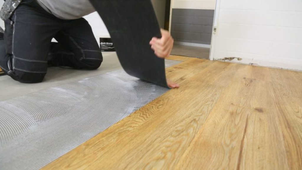 Incollare il pavimento in vinile – i 4 tipi di posa del PVC adesivo